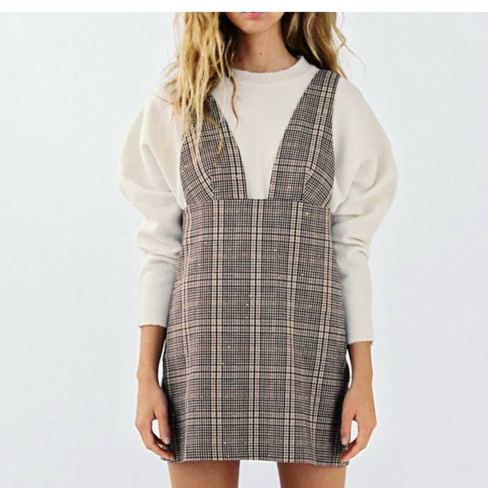 Zara Fully lined, hidden back zipper, plaid with a gold accent.
New without tags
